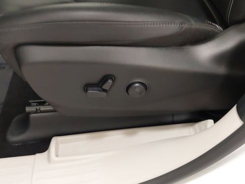 Used 2024 Chrysler Pacifica Select image 37