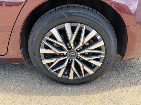 Used 2025 Nissan Altima 2.5 SV FWD image 30