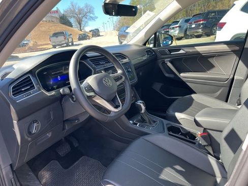 Used 2023 Volkswagen Tiguan SE image 6