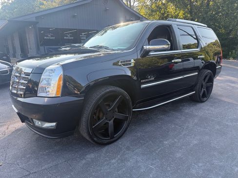 Used 2011 Cadillac Escalade AWD image 38