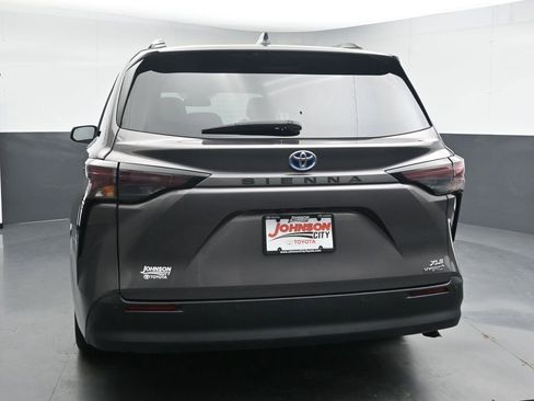 Used 2024 Toyota Sienna XLE FWD image 7