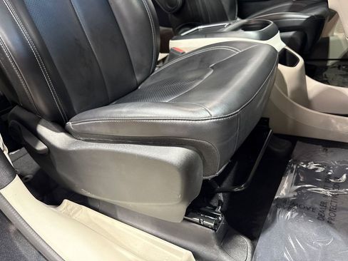 Used 2023 Chrysler Pacifica Touring-L FWD image 59