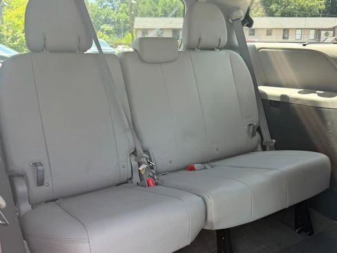 Used 2015 Toyota Sienna XLE FWD image 32