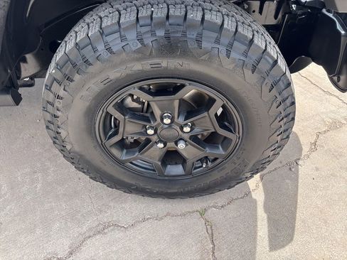 Certified 2022 Jeep Gladiator Sport AWD/4WD image 12