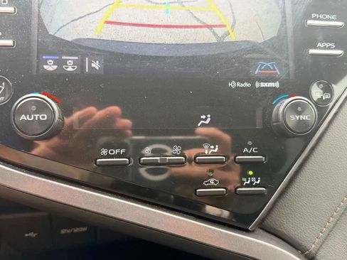 Used 2020 Toyota Camry XLE image 10