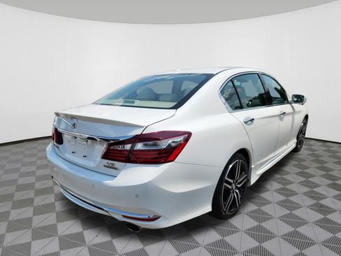 Used 2017 Honda Accord Touring image 4
