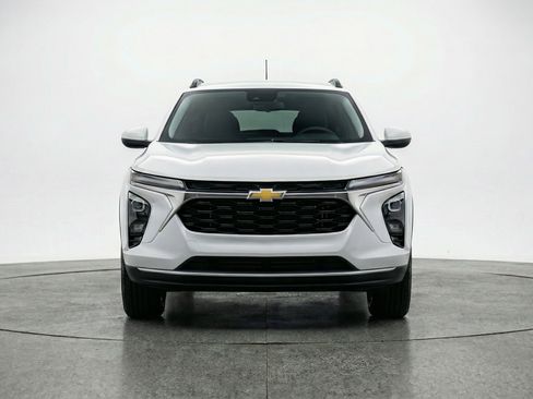 Used 2025 Chevrolet Trax LT w/ LT Convenience Package FWD image 2