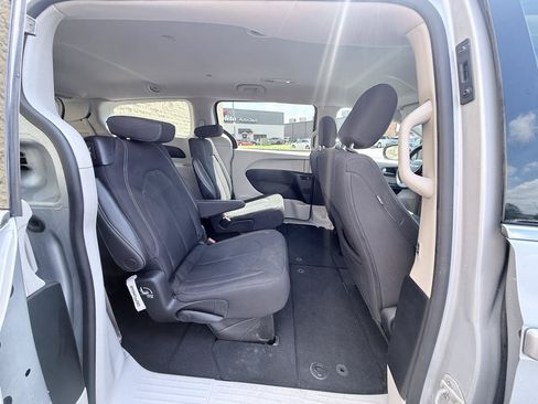 Used 2023 Chrysler Voyager LX FWD image 12