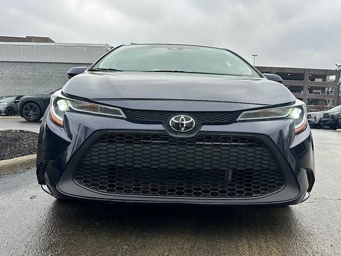 Used 2020 Toyota Corolla LE image 2