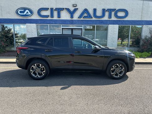 Used 2025 Chevrolet Trax LT w/ LT Convenience Package FWD image 3