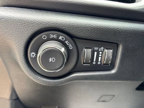Used 2026 Chrysler Pacifica Select FWD image 12