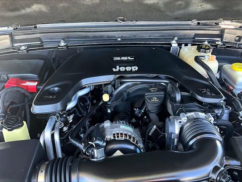 Used 2018 Jeep Wrangler Unlimited Sport S image 31