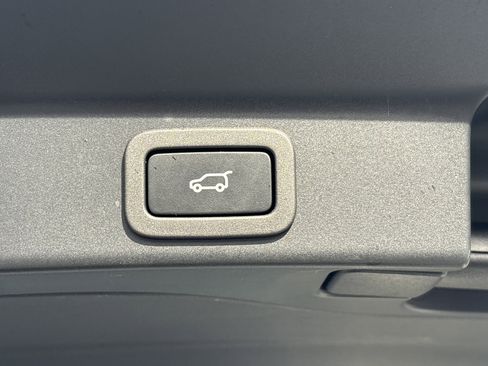 Used 2022 Jaguar F-PACE S image 32