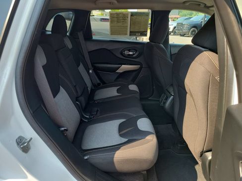 Used 2018 Jeep Cherokee Latitude FWD image 33
