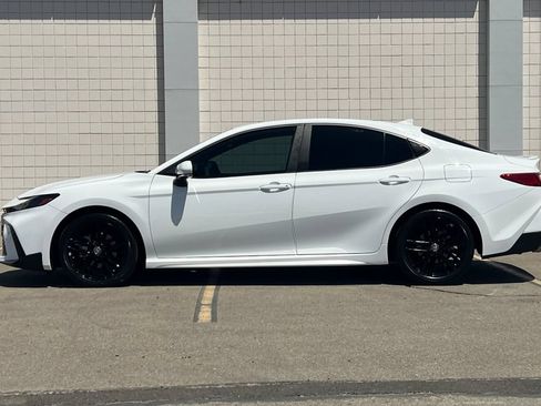 Used 2025 Toyota Camry SE FWD image 9