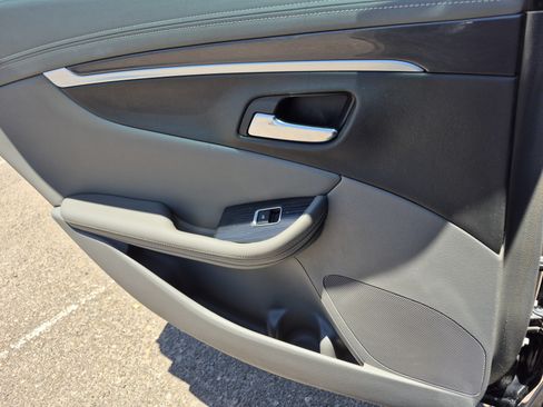 Used 2017 Chevrolet Impala LT FWD image 19