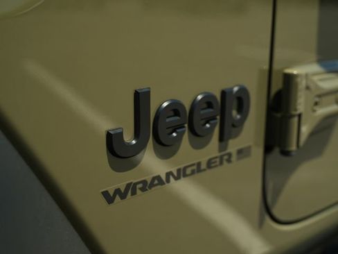 Used 2025 Jeep Wrangler Sport AWD/4WD image 32