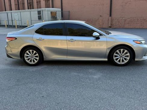 Used 2018 Toyota Camry LE FWD image 3