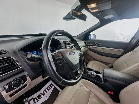 Used 2018 Ford Explorer XLT w/ Equipment Group 202A image 9