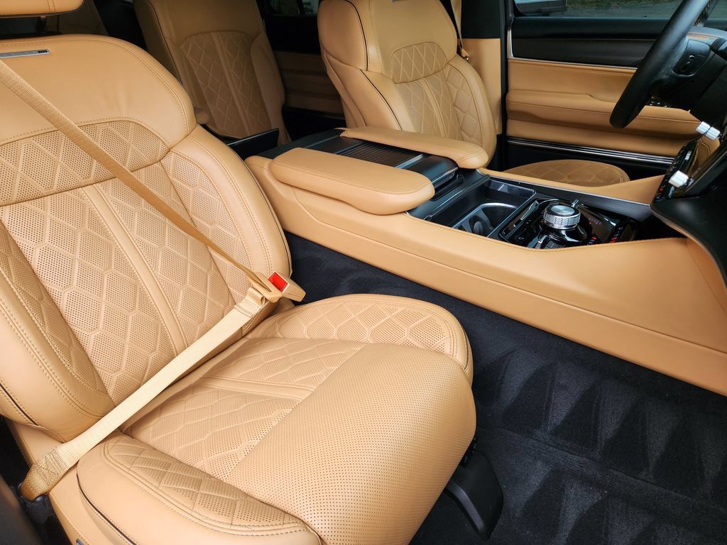 Used 2024 Jeep Grand Wagoneer Series III w/ Rear Seat Video Group 1 AWD/4WD image 15