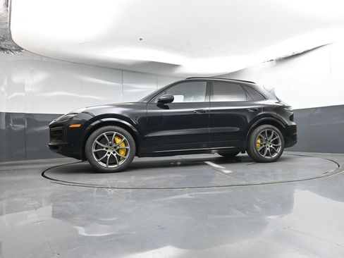 Certified 2022 Porsche Cayenne Turbo S AWD/4WD image 32