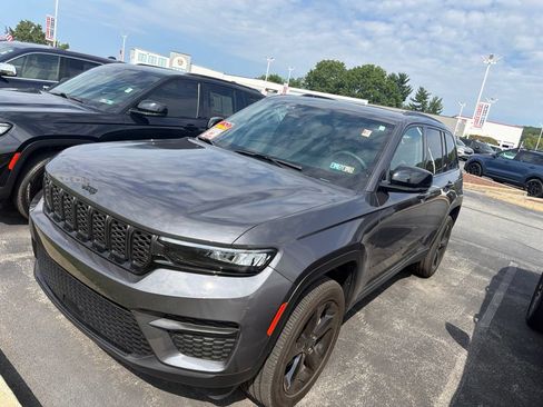 Used 2024 Jeep Grand Cherokee Altitude AWD/4WD image 3
