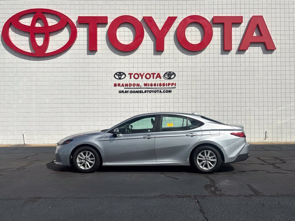 Used 2025 Toyota Camry LE FWD image 5