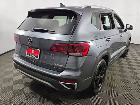 Used 2022 Volkswagen Taos SE w/ Panoramic Sunroof Package image 9