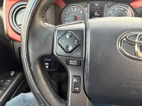 Used 2017 Toyota Tacoma TRD Off-Road image 30