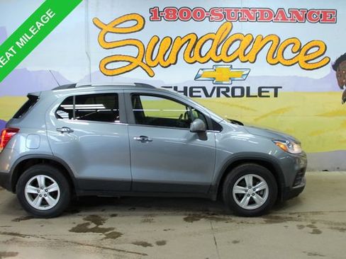 Used 2019 Chevrolet Trax LT w/ LT Convenience Package FWD image 1