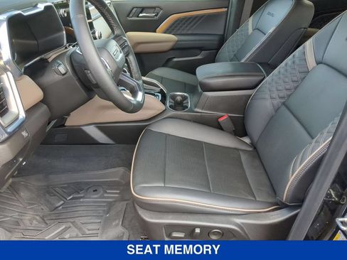 Used 2025 GMC Canyon Denali AWD/4WD image 17