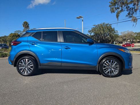 Used 2024 Nissan Kicks SV image 3