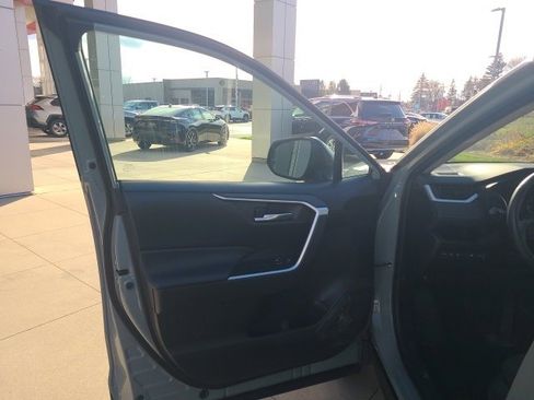 Used 2020 Toyota RAV4 XLE image 17