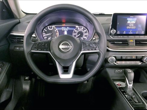 Used 2025 Nissan Altima 2.5 SV image 5