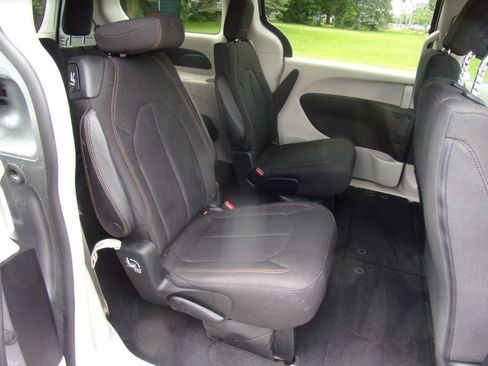 Used 2017 Chrysler Pacifica Touring FWD image 16