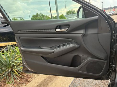 Used 2025 Nissan Altima 2.5 SV image 18