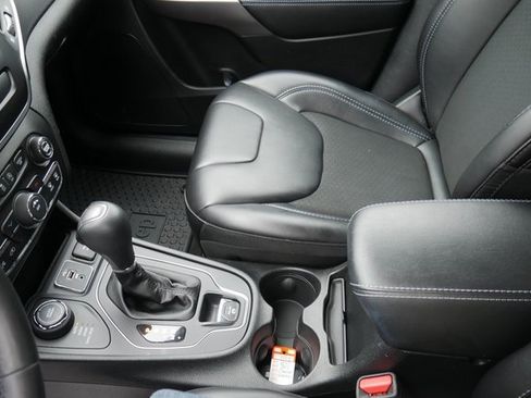 Used 2019 Jeep Cherokee Latitude Plus w/ Cold Weather Group image 22