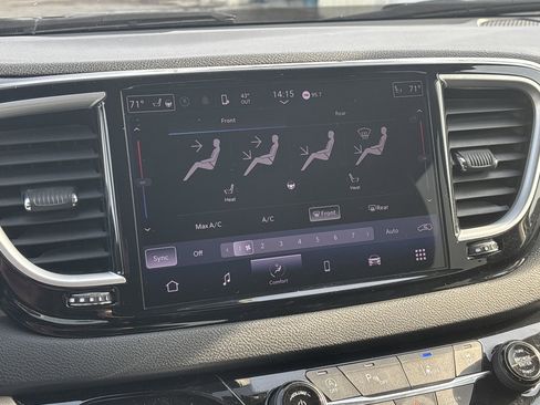 Used 2023 Chrysler Pacifica Touring-L image 16