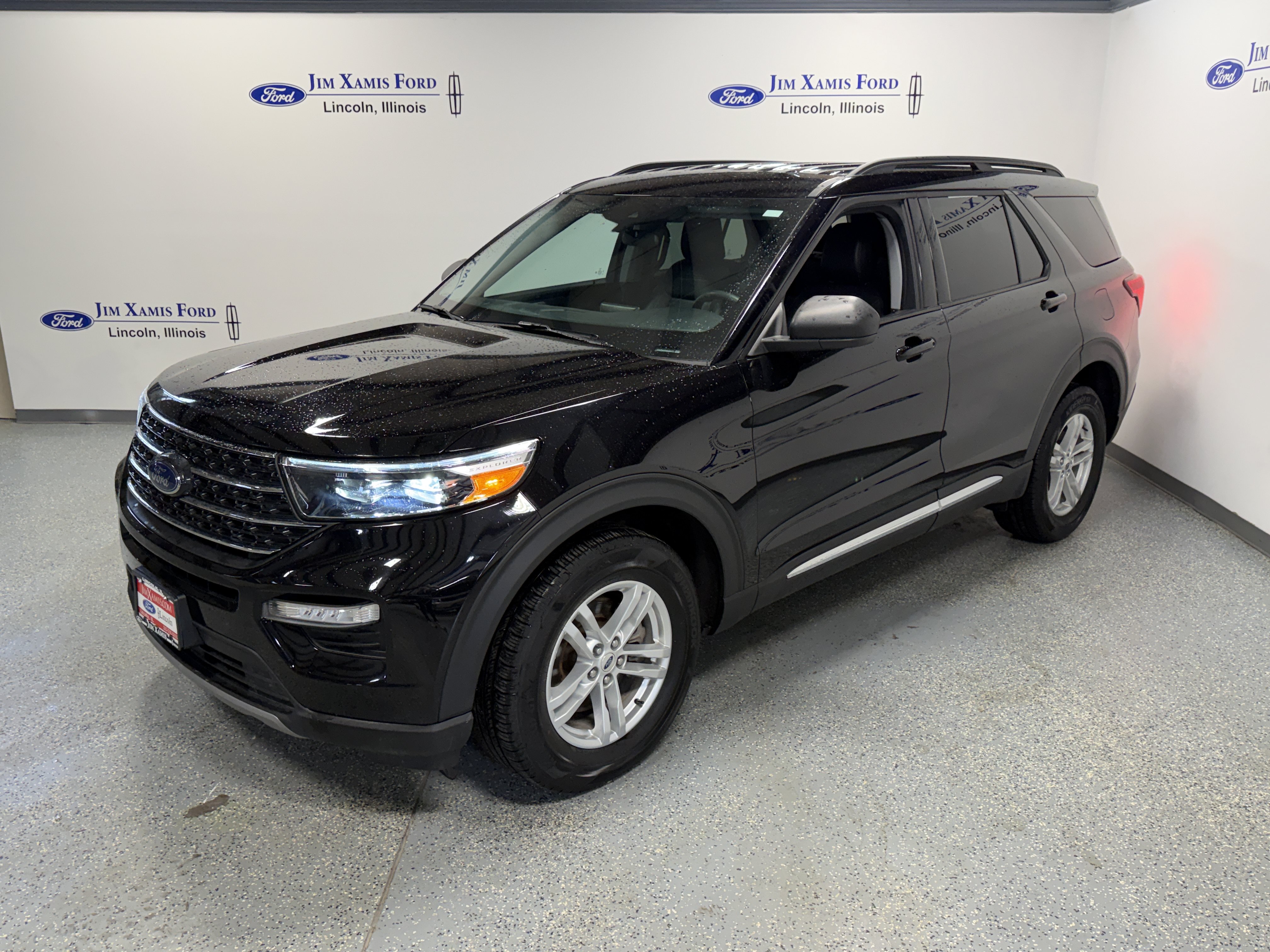 Used 2024 Ford Explorer XLT w/ Equipment Group 202A AWD/4WD image 3