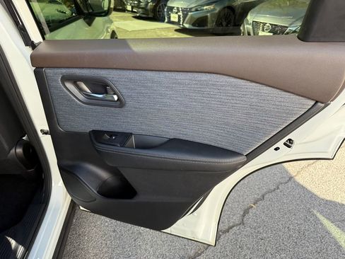 Used 2023 Nissan Rogue SV image 31