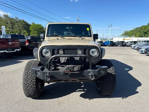 Used 2018 Jeep Wrangler Unlimited Rubicon w/ Connectivity Group AWD/4WD image 2