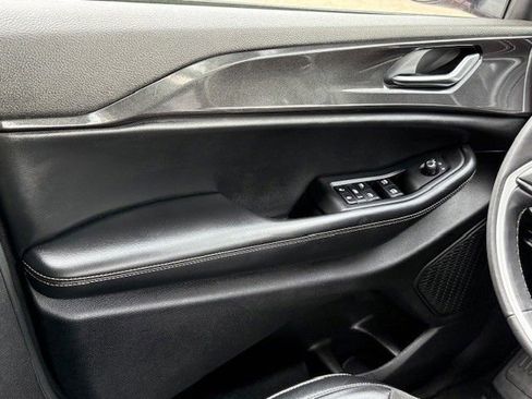 Used 2023 Jeep Grand Cherokee Altitude image 31