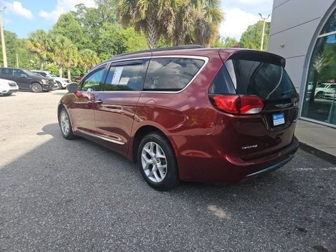 Used 2017 Chrysler Pacifica Touring-L w/ Tire & Wheel Group FWD image 3