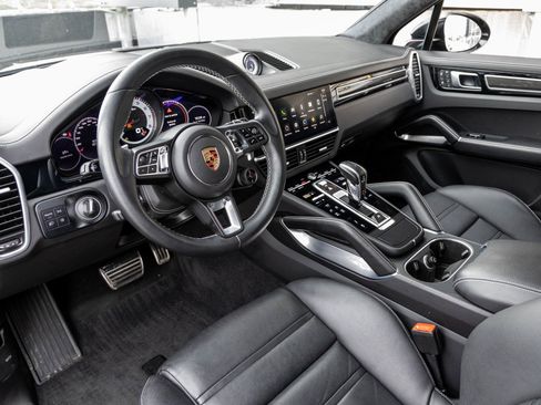 Certified 2023 Porsche Cayenne Turbo image 4