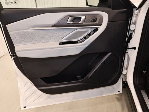 Certified 2025 Ford Explorer Platinum w/ Ultimate Package image 11