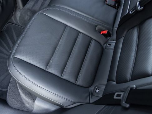 Certified 2026 Porsche Macan AWD/4WD image 35