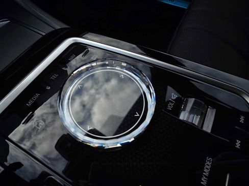 Used 2025 BMW i7 xDrive60 image 32