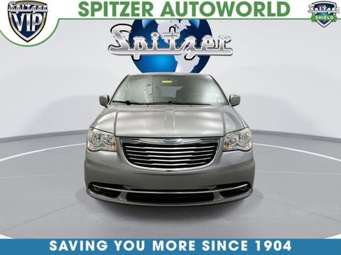 Used 2014 Chrysler Town & Country Touring FWD image 4