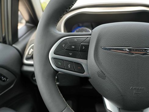 Used 2026 Chrysler Pacifica Select FWD image 33