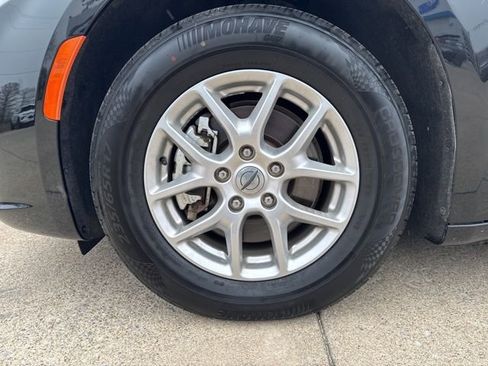 Used 2024 Chrysler Pacifica Touring-L image 10